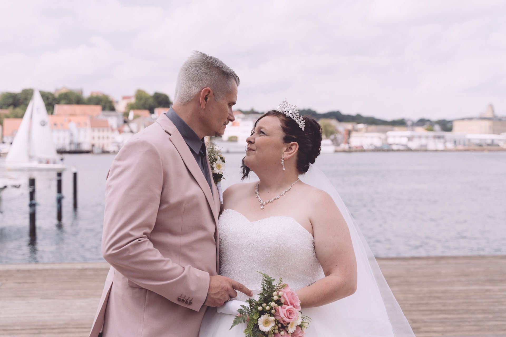 Foto von Regine und Florian, Hochzeitsfotos am Hafen in Flensburg von Peer Dicken, Hochzeitsfotograf aus Flensburg