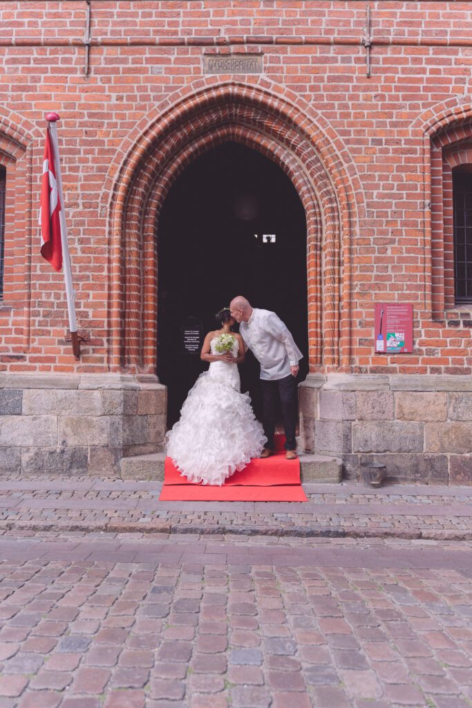 Foto eines Hochzeitspaares vor dem Standesamt in Ribe, Dänemark